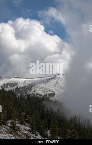 Wolke, Nebel und Schnee auf der Schmittenhöhe & umliegenden Bergen oberhalb von Zell am sehen Salzburgerland Österreich Stockfoto