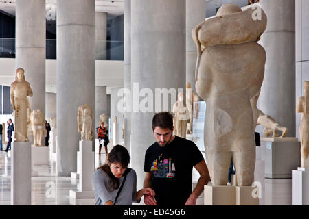 Innenansicht des Akropolis-Museums (neu). Hier sehen Sie die archaische Galerie im 1. Stock (Ebene 1). Athen, Griechenland Stockfoto