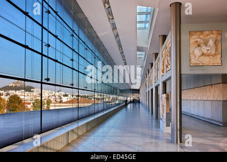 Innenansicht des (neuen) Akropolis-Museum, Teil der Parthenon-Galerie im 3. Stock des Museums, Athen, Griechenland. Stockfoto