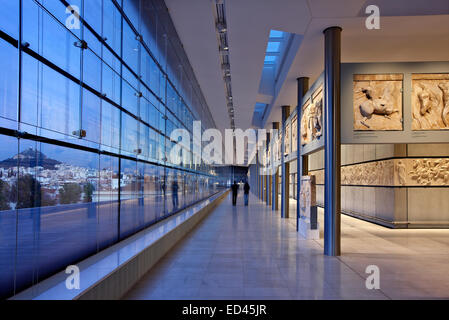 Innenansicht des (neuen) Akropolis-Museum, Teil der Parthenon-Galerie im 3. Stock des Museums, Athen, Griechenland. Stockfoto