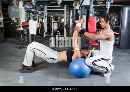 indische Sporthalle Trainer und Lady Ausübung Stockfoto