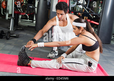 indische Sporthalle Trainer und Lady Ausübung Stockfoto