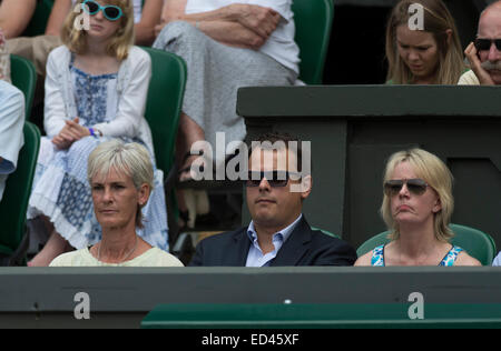 23.06.2014 die Wimbledon Tennis Championships 2014 statt in The All England Lawn Tennis and Croquet Club, London, England, UK. Andy Murray (GBR) [3] V David Goffin (BEL) (blondes Haar) auf dem Centre Court. Andys Mutter Judy Murray Uhren die Aktion. Stockfoto