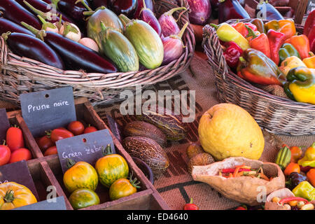 Verschiedene Obst in Körben und auf Plünderungen angezeigt. Stockfoto
