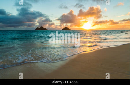 Einfach schönen Sonnenaufgang über Na Mokulua Inseln von Lanikai Beach auf Oahu, Hawaii Stockfoto