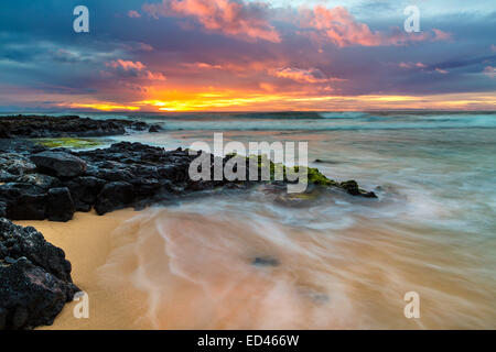 Sonnenaufgang am Ufer von Sandy Beach auf Oahu, Hawaii Stockfoto