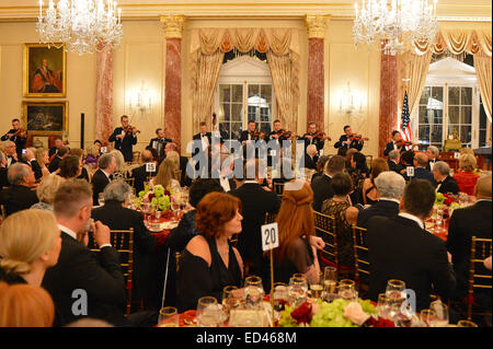 US-Außenminister John Kerry ehrt die 2014 Kennedy Center Honorees--Sänger Al Green, Schauspieler und Filmemacher Tom Hanks, Ballerina Patricia McBride, Sting, Sängerin, Songwriterin und Schauspielerin Lily Tomlin--an das US-Außenministerium in Washington, D.C., am 6. Dezember 2014.