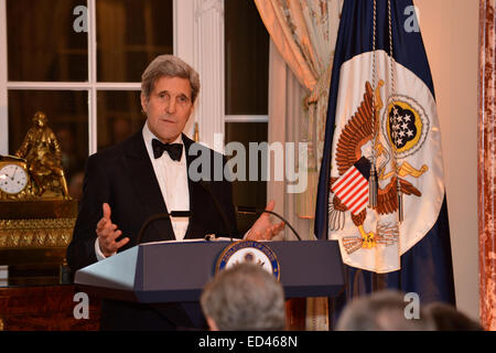 US-Außenminister John Kerry ehrt die 2014 Kennedy Center Honorees--Sänger Al Green, Schauspieler und Filmemacher Tom Hanks, Ballerina Patricia McBride, Sting, Sängerin, Songwriterin und Schauspielerin Lily Tomlin--an das US-Außenministerium in Washington, D.C., am 6. Dezember 2014.