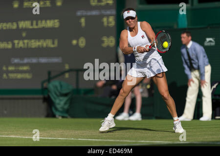 24.06.2014. die Wimbledon Tennis Championships 2014 statt in The All England Lawn Tennis and Croquet Club, London, England, UK. Serena Williams (USA) [1] V Anna Tatishvili (USA) (tragen Visier) auf dem Centre Court. Stockfoto