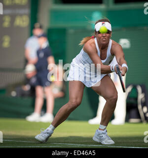 24.06.2014. die Wimbledon Tennis Championships 2014 statt in The All England Lawn Tennis and Croquet Club, London, England, UK. Serena Williams (USA) [1] V Anna Tatishvili (USA) (tragen Visier) auf dem Centre Court. Stockfoto