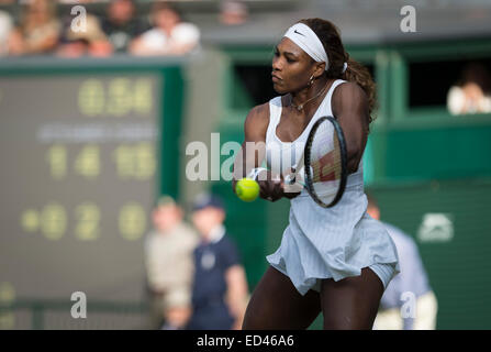 24.06.2014. die Wimbledon Tennis Championships 2014 statt in The All England Lawn Tennis and Croquet Club, London, England, UK. Serena Williams (USA) [1] V Anna Tatishvili (USA) (tragen Visier) auf dem Centre Court. Stockfoto