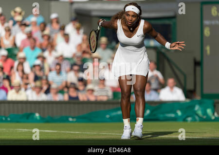 24.06.2014. die Wimbledon Tennis Championships 2014 statt in The All England Lawn Tennis and Croquet Club, London, England, UK. Serena Williams (USA) [1] V Anna Tatishvili (USA) (tragen Visier) auf dem Centre Court. Stockfoto