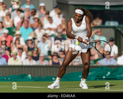 24.06.2014. die Wimbledon Tennis Championships 2014 statt in The All England Lawn Tennis and Croquet Club, London, England, UK. Serena Williams (USA) [1] V Anna Tatishvili (USA) (tragen Visier) auf dem Centre Court. Stockfoto