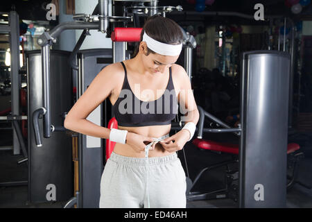 1 indische sportliche Dame Übung Gewicht verlieren Stockfoto