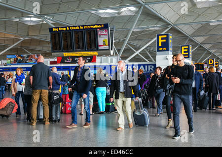 Passagiere und Reisende am Flughafen London Stansted Essex England Großbritannien Stockfoto