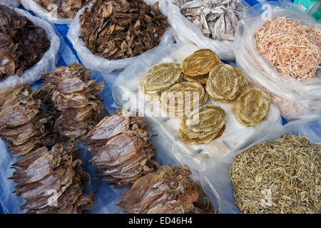 Getrockneter Fisch und Meeresfrüchte zum Verkauf auf Markt, Laos Stockfoto