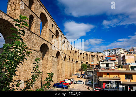 Die "Kamares" (= "Bögen"), das berühmte Aquädukt von Kavala Stadt, Mazedonien, Griechenland. Stockfoto