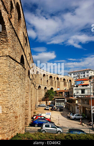 Die "Kamares" (= "Bögen"), das berühmte Aquädukt von Kavala Stadt, Mazedonien, Griechenland. Stockfoto