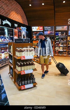 Welt der Whiskys im World Duty Free Shop in London Stansted Flughafen Essex England Vereinigtes Königreich UK Stockfoto