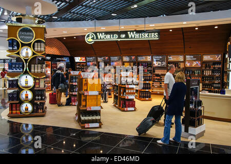 Welt der Whiskys im World Duty Free Shop in London Stansted Flughafen Essex England Vereinigtes Königreich UK Stockfoto