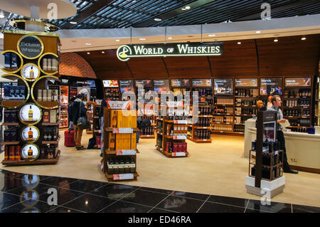 Welt der Whiskys im World Duty Free Shop in London Stansted Flughafen Essex England Vereinigtes Königreich UK Stockfoto