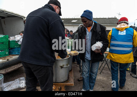 Calais, Frankreich. 26. Dezember 2014. Eine lokale Hilfsorganisation L'Auberge des Migranten warmes Essen für Hunderte von Migranten in Calais zweimal in der Woche zu verteilen. Nach Angaben des UNHCR über 3.000 Migranten leben in und um Calais in Notunterkünften '' "dreimal die Zahl zu Beginn des Jahres. Der Europäische Direktor des UN Flüchtlingshilfswerk (UNHCR) beschrieb die Situation als beschämenden und warnte sterben mehr Menschen in den Flüchtlingslagern in den kommenden Wochen werden wie die Temperaturen sinken. Bildnachweis: Velar Grant/ZUMA Wire/ZUMAPRESS.com/Alamy Live-Nachrichten Stockfoto