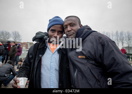 Calais, Frankreich. 26. Dezember 2014. Eine lokale Hilfsorganisation L'Auberge des Migranten warmes Essen für Hunderte von Migranten in Calais zweimal in der Woche zu verteilen. Nach Angaben des UNHCR über 3.000 Migranten leben in und um Calais in Notunterkünften '' "dreimal die Zahl zu Beginn des Jahres. Der Europäische Direktor des UN Flüchtlingshilfswerk (UNHCR) beschrieb die Situation als beschämenden und warnte sterben mehr Menschen in den Flüchtlingslagern in den kommenden Wochen werden wie die Temperaturen sinken. Bildnachweis: Velar Grant/ZUMA Wire/ZUMAPRESS.com/Alamy Live-Nachrichten Stockfoto