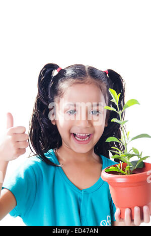 1 indische Kind Mädchen vergossen Pflanzenpflege Stockfoto