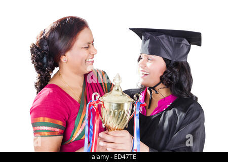 indische Mutter mit Tochter-Trophy-Sieg Stockfoto