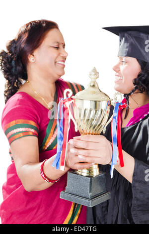 indische Mutter mit Tochter-Trophy-Sieg Stockfoto