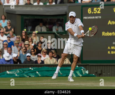 27.06.2014. die Wimbledon Tennis Championships 2014 statt in The All England Lawn Tennis and Croquet Club, London, England, UK. Andy Murray (GBR) [3] V Roberto Bautista Agut (ESP) [27] (tragen GAP) auf dem Centre Court. Stockfoto