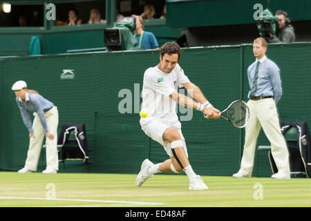 28.06.2014 die Wimbledon Tennis Championships 2014 statt in The All England Lawn Tennis and Croquet Club, London, England, UK. Rafael Nadal (ESP) [2] (mit Kopftuch) V Mikhail Kukushkin (KAZ) auf dem Centre Court. Stockfoto