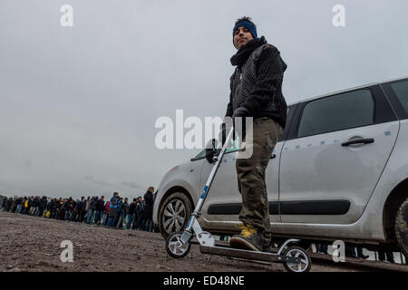 Calais, Frankreich. 26. Dezember 2014. Eine lokale Hilfsorganisation L'Auberge des Migranten warmes Essen für Hunderte von Migranten in Calais zweimal in der Woche zu verteilen. Nach Angaben des UNHCR über 3.000 Migranten leben in und um Calais in Notunterkünften '' "dreimal die Zahl zu Beginn des Jahres. Der Europäische Direktor des UN Flüchtlingshilfswerk (UNHCR) beschrieb die Situation als beschämenden und warnte sterben mehr Menschen in den Flüchtlingslagern in den kommenden Wochen werden wie die Temperaturen sinken. Bildnachweis: Velar Grant/ZUMA Wire/ZUMAPRESS.com/Alamy Live-Nachrichten Stockfoto