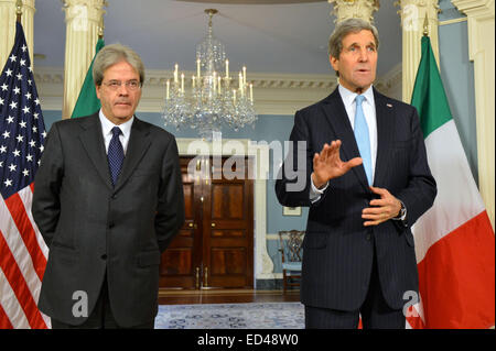 US-Außenminister John Kerry und der italienische Außenminister Paolo Gentiloni Adresse Reportern nach ihrer bilateralen Treffen auf das US-Außenministerium in Washington, D.C., am 9. Dezember 2014. Stockfoto