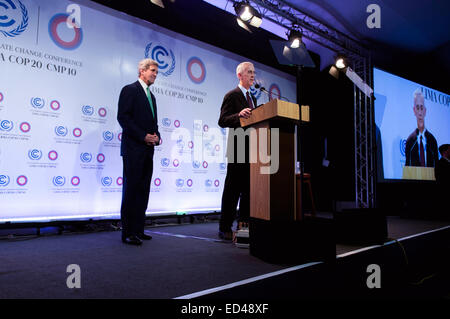 US-Sondergesandten für den Klima Wandel Todd Stern führt US-Außenminister John Kerry auf der 20. Tagung der Konferenz der Vertragsparteien des Rahmenübereinkommens der Vereinten Nationen über Klimaänderungen in Lima, Peru, am 11. Dezember 2014 zu sprechen. Stockfoto