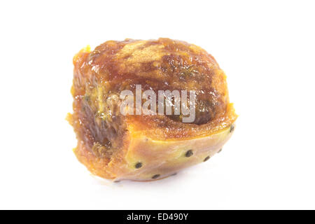 Barbary Figs، Kaktus Birnen isoliert auf weiss. Stockfoto