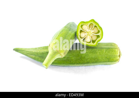 Haufen von frischen grünen Okraschoten auf weißem Hintergrund. Stockfoto