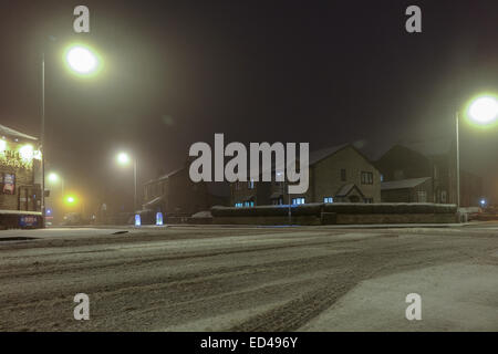 Bradford, West Yorkshire, UK. 26 Dez, 2014. de Wetter: Schnee ist hier auf den Straßen von wibsey, South Bradford noch nicht verursacht keine Probleme gesehen. das Met Office eine gelbe Wetter Warnung für viele Teile des Landes herausgegeben hat. Credit: Mick Flynn/alamy leben Nachrichten Stockfoto