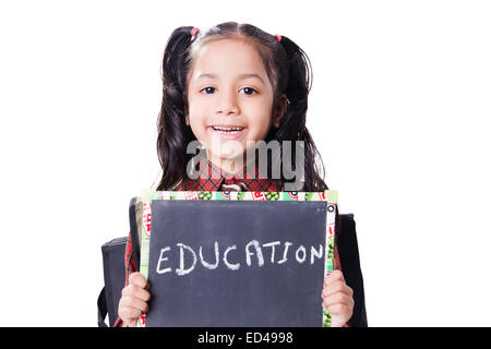 1 indische Kind Studentin zeigt Schiefer board Stockfoto