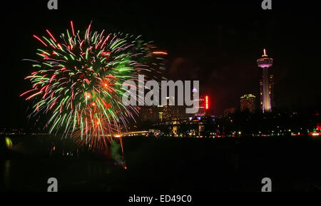 Feuerwerk in Niagarafälle während der Ferienzeit Stockfoto