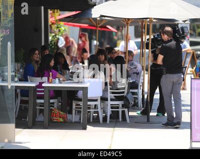 Die drei Kardashian Schwestern haben Mittagessen im "Toast" während der Dreharbeiten einer Episode für ihre Reality-show Featuring: Kim Kardashian, Kourtney Kardashian, Khloe Kardashian wo: Los Angeles, California, Vereinigte Staaten von Amerika bei: 23. Juni 2014 Stockfoto