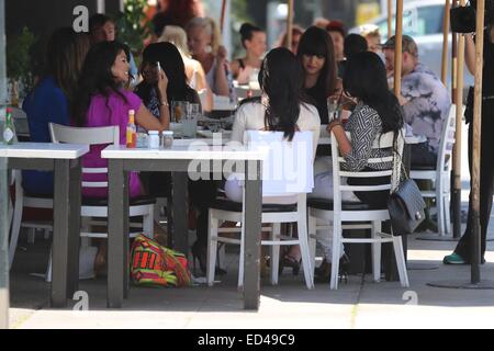 Die drei Kardashian Schwestern haben Mittagessen im "Toast" während der Dreharbeiten einer Episode für ihre Reality-show Featuring: Kim Kardashian, Kourtney Kardashian, Khloe Kardashian wo: Los Angeles, California, Vereinigte Staaten von Amerika bei: 23. Juni 2014 Stockfoto