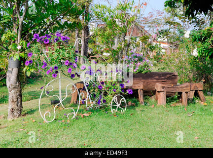 Metall Fahrradmodell auf den kleinen Garten des Landhauses. Stockfoto