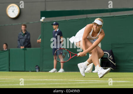 30.06.2014. die Wimbledon Tennis Championships 2014 statt in The All England Lawn Tennis and Croquet Club, London, England, UK. Ana Ivanovic (SRB) [11] (dunkle Haare) V Sabine Lisicki (GER) [19] (Blonde Haare) auf Platz Nr. 1. Stockfoto