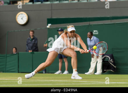 30.06.2014. die Wimbledon Tennis Championships 2014 statt in The All England Lawn Tennis and Croquet Club, London, England, UK. Ana Ivanovic (SRB) [11] (dunkle Haare) V Sabine Lisicki (GER) [19] (Blonde Haare) auf Platz Nr. 1. Stockfoto