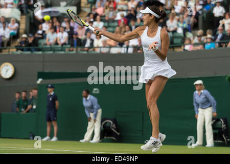 30.06.2014. die Wimbledon Tennis Championships 2014 statt in The All England Lawn Tennis and Croquet Club, London, England, UK. Ana Ivanovic (SRB) [11] (dunkle Haare) V Sabine Lisicki (GER) [19] (Blonde Haare) auf Platz Nr. 1. Stockfoto