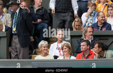 30.06.2014. die Wimbledon Tennis Championships 2014 statt in The All England Lawn Tennis and Croquet Club, London, England, UK. Andy Murray (GBR) [3] V Kevin Anderson (RSA) [20] (tragen GAP) auf dem Centre Court. Andys Mutter Judy wartet darauf, dass das Spiel zu starten Stockfoto