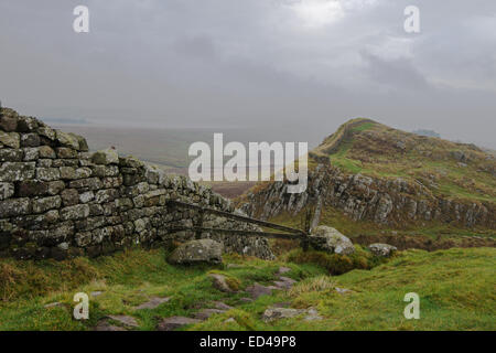 Hadrian Wand aus Hotbank Craggs Blick nach Osten, vorbei an der Cuddy Craggs als Hadrian Wand Weg kreuzt der Pennine Way. Stockfoto