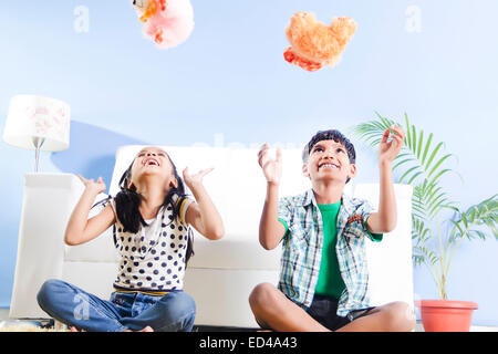 2 indische Kinder zu Hause spielen Teddybär Stockfoto