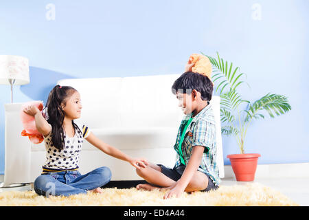 2 indische Kinder zu Hause spielen Teddybär Stockfoto